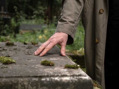 Dolua ulertzea eta tratamendua Un hombre posa su mano sobre una tumba