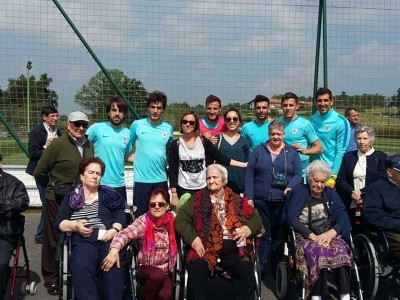 El Taller de Reminiscencia basada en el Fútbol de Txurdinagabarri visita Lezama y conoce a los "leones" El Taller de Reminiscencia basada en el Fútbol de la Residencia de Personas Mayores Txurdinagabarri, con jugadores del Athletic Club