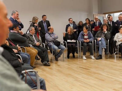 El Centro de Día Txurdinagabarri comienza a ofrecer el Programa de Respiro a familias de personas mayores dependientes Un momento del encuentro entre familiares cuidadores de personas mayores dependientes para intercambiar información sobre el Programa de Respiro en el Centro de Día Txurdinagabarri