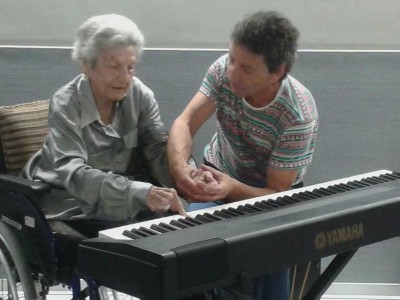 Taller de música para personas mayores en la Residencia Santiago de Villabona
