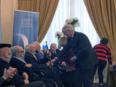 Nuestro residente Gregorio Urionaguena, protagonista en un homenaje del Gobierno Vasco El ex consejero del Gobierno Vasco Juan María Atutxa entrega la makila a Gregorio Urionaguena. (Foto: Cadena Ser).
