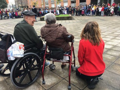 La Residencia Txurdinagabarri, con el colegio Txurdinaga