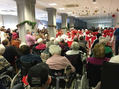 Euskal dantzak en la Residencia Txurdinagabarri por Santo Tomás