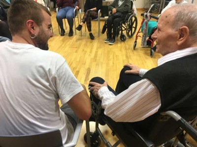 Estudiantes de Integración Social, en la Residencia de mayores Txurdinagabarri