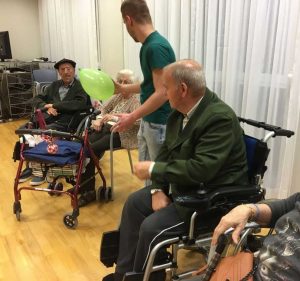 Estudiantes de Integración Social, en la Residencia de mayores Txurdinagabarri
