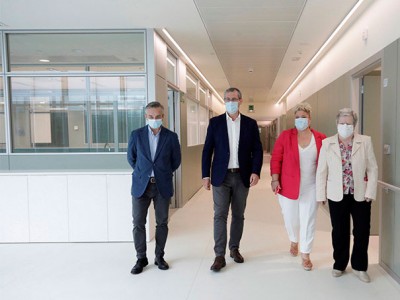 Mikel Tellaeche, Markel Olano, Maite Peña y Sor Monserrat Esparza, en el Hospital de Eibar