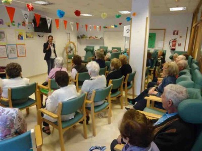 La soprano Irantzu Bartolomé cantó para su ama y los usuarios y usuarias del Centro de Día de Personas Mayores de Deusto La soprano Irantzu Bartolomé cantó para su ama y los usuarios y usuarias del Centro de Día de Personas Mayores de Deusto