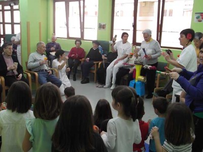 Las personas mayores del Centro de Día de Arrasate enseñan canciones a los txikis de la Ikastola Arizmendi