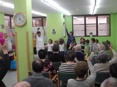 Personas mayores del Centro de Día de Arrasate enseñan canciones a l@s txikis de la Ikastola Arizmendi Las personas mayores del Centro de Día de Arrasate enseñan canciones a los txikis de la Ikastola Arizmendi