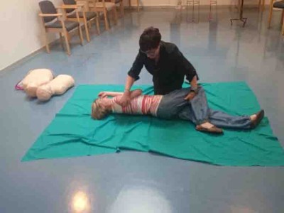 El personal de la Residencia y Centro de Día Barandiaran se forma en el uso del desfibrilador Formación en el uso de desfibrilador en la Residencia y Centro de Día de Personas Mayores Joxe Miel Barandiaran de Durango