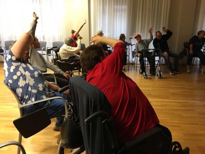 Nueva actividad en la Residencia Txurdinagabarri: yoga adaptado Yoga con familiares