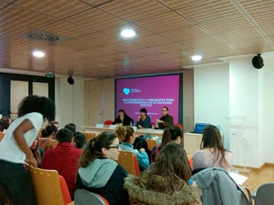 “Egoera zailetan lagun egiteko prozedurak eta trebetasunak” lantzeko tailerra