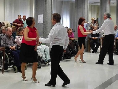 Baile y magia en Txurdinagabarri Baile en la Residencia de Personas Mayores Txurdinagabarri