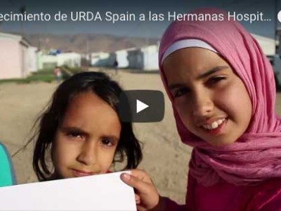 Niñas sirias refugiadas en Líbano saludan a Aita Menni