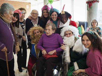 La comitiva de los Reyes Magos visita la Residencia Txurdinagabarri Adulto mayor con los Reyes Mags en la Residencia Txurdinagabarri de Bilbao