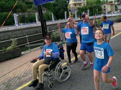 Tres generaciones haciendo ejercicio juntas Carrera de Familias en Zierbena