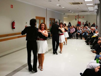 Bailando en Txurdinagabarri con la Compañía de Danza de Doris Palao Exhibición de baile