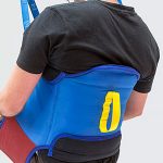 Un hombre sentado en una grúa de transferencia