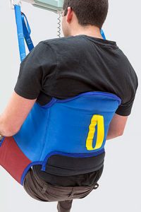 Transferentzia garabien erabileren auditoretza, Etxekek Laguntza Produktuen Foru Zerbitzuaren barruan Un hombre sentado en una grúa de transferencia