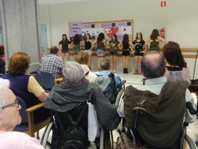 Tarde de baile en la Residencia Txurdinagabarri Dantzaldia Txurdinagabarriko adinekoen egoitzan