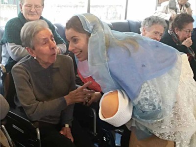 Coro y belén viviente en la Residencia de Personas Mayores Joxe Miel Barandiaran