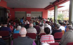 Arrasateko Eguneko Zentroak eta Arizmendi Ikastolak festa batekin esan diote agur Belaunaldi Arteko Programari Programa Intergeneracional del Centro de Día de Personas Mayores Aita Menni de Arrasate