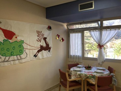 Villancicos, sorteos, concursos, regalos, postales de Navidad, luces... inundan el hospital Gabon kantak
