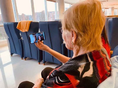 Videollamada en la Residencia de mayores Txurdinagabarri de Bilbao por el coronavirus