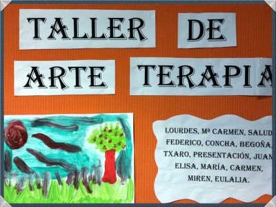 Joxe Miel Barandiaran zentroko zenbait egoiliarrek arteterapia tailer batean parte hartu dute