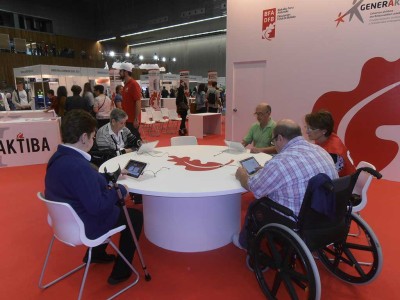El grupo de personas mayores de la residencia Joxe Miel Barandiaran, probando unas tablets en la feria Nagusi en el BEC de Barakaldo