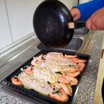 Una persona cocinando en un domicilio