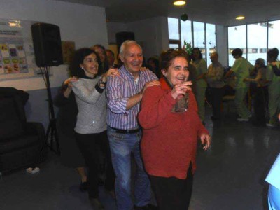 Koldok eta bere abestiek Joxe Miel Barandiaran zentroko txokolatada girotu zuten