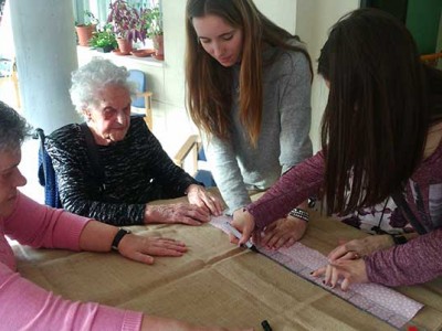 ¡Nos despedimos del Programa Intergeneracional de Txurdinagabarri hasta el curso que viene! Personas mayores y jóvenes compartiendo tareas