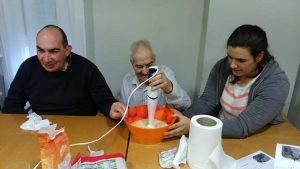 Personas mayores y jóvenes en Txurdinagabarri