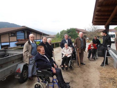 Residentes de Joxe Miel Barandiaran de Durango visitan la quesería Errotik de Amorebieta En la quesería Errotik