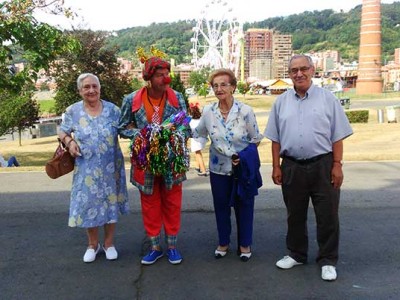 Tarde de circo en Bilbao Personas mayores de la Residencia Txurdinagabarri de Bilbao, en el circo
