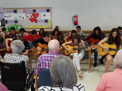 Jóvenes de Begoñazpi animan Txurdinagabarri con sus guitarras Jóvenes de Begoñazpi y sus guitarras