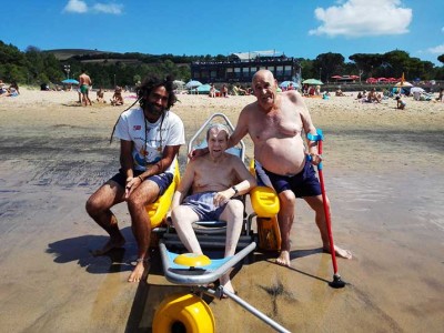 Hondartzara goaz! Adinekoak hondartzan