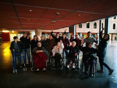 Mayores de la Residencia Txurdinagabarri, en el Centro Azkuna de Bilbao En el Centro Azkuna