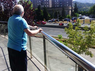 Animando al pelotón en la Vuelta Personas mayores viendo la Vuelta en Bilbao