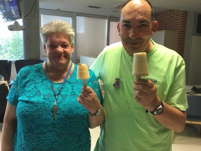 Haciendo helados en la Residencia de la Tercera Edad Txurdinagabarri de Bilbao
