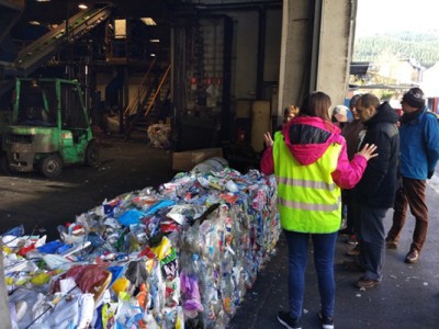 Como parte del taller de reciclaje, el CRPS de Arrasate visita la Planta de Separación de Envases de Legazpi y la Depuradora de Epele Arrasateko EPSZ Legazpiko Ontziak Sailkatzeko Plantara eta Epeleko Araztegira joan da