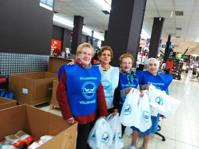 Mayores de Txurdinagabarri, en la Gran Recogida del Banco de Alimentos de Bizkaia Ayudando en la Gran Recogida del Banco de Alimentos de Bizkaia