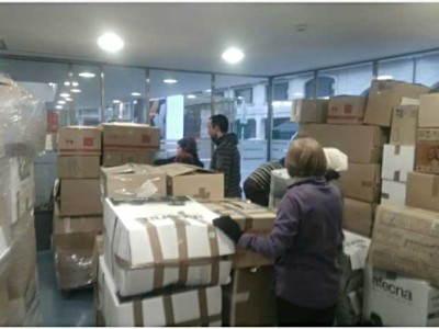 Aita Menni recoge 18.560 kilos de ropa y calzado de invierno para los refugiados sirios que están en Grecia Recogida de ropa en la residencia geriátrica de personas mayores Barandiaran