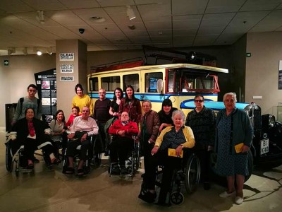 Mayores de Txurdinagabarri y jóvenes de Begoñazpi visitan la exposición "De la diligencia al Bizkaibus" En la exposición