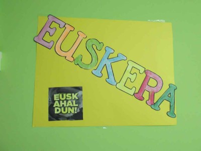 Arrasateko haurrak eta adinekoak euskararen inguruan elkarturik