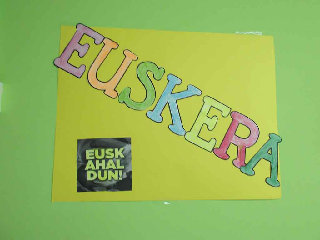 Arrasateko haurrak eta adinekoak euskararen inguruan elkarturik Arrasateko haurrak eta adinekoak euskararen inguruan elkarturik