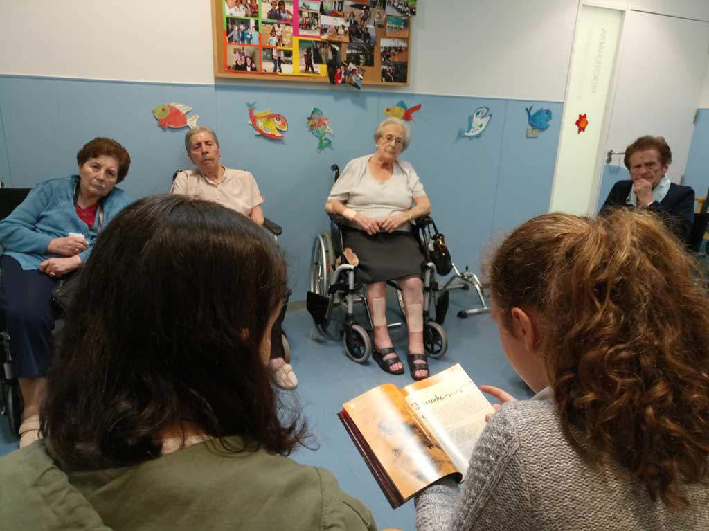 Liburuek eta irakurketak "hartu" dute Durangoko Barandiaran Egoitza Lectura en la Residencia de Ancianos de Durango