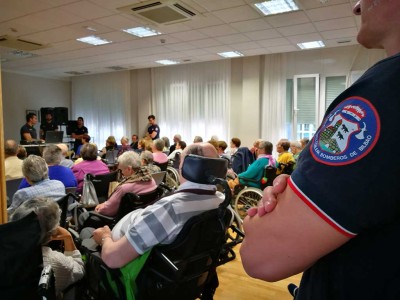 Bomberos de Bilbao nos explican cómo prevenir incendios y accidentes Bomberos en la Residencia y Centro de Día de la tercera edad Txurdinagabarri