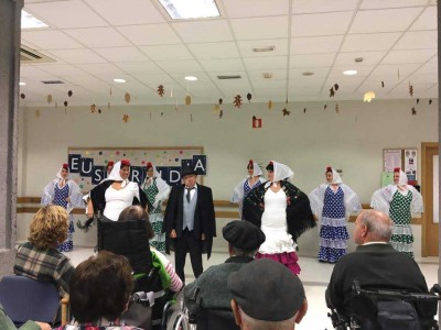 Baile en la Residencia de mayores Txurdinagabarri de Bilbao